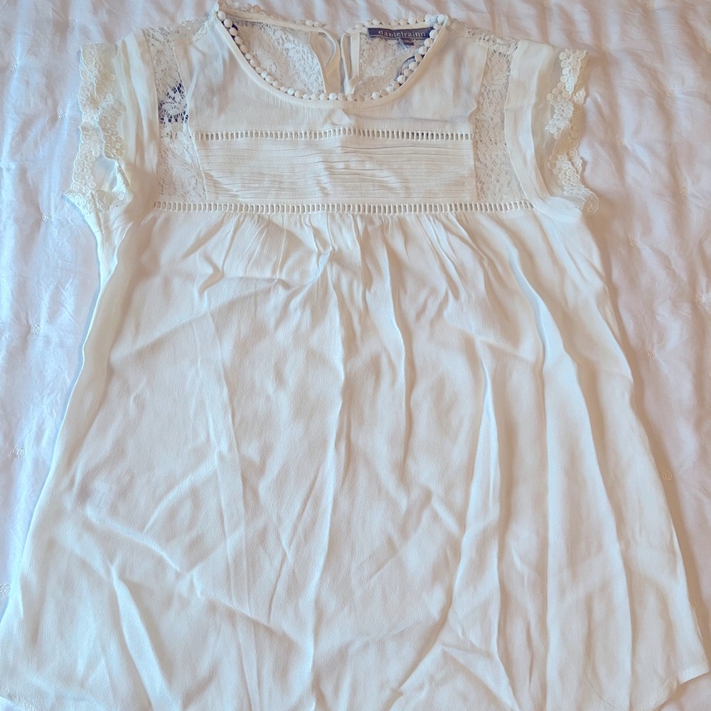 Danielrainn Blouse in White with beautiful lace detail